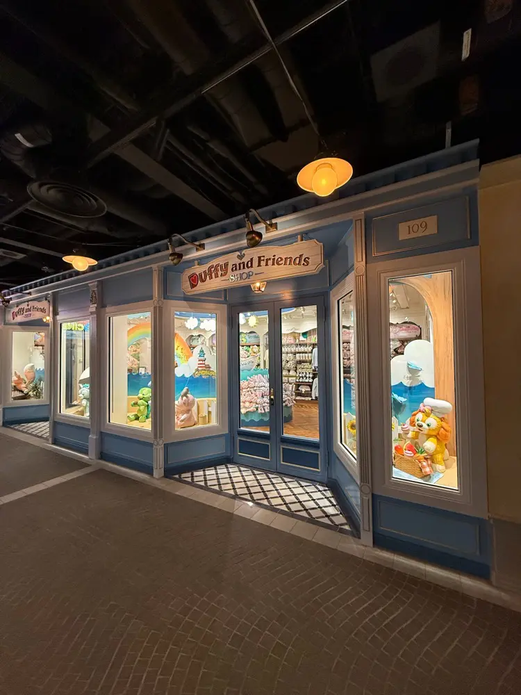 Duffy and Friends Store - Disney Adventure