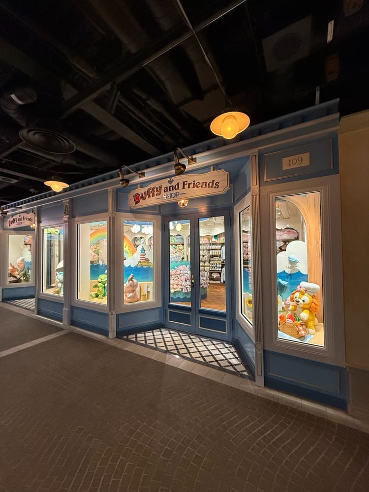 Duffy and Friends Store - Disney Adventure