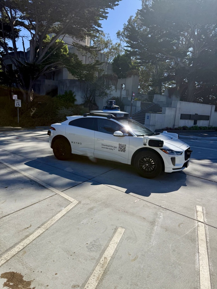 Waymo self-driving taxi in San Francisco