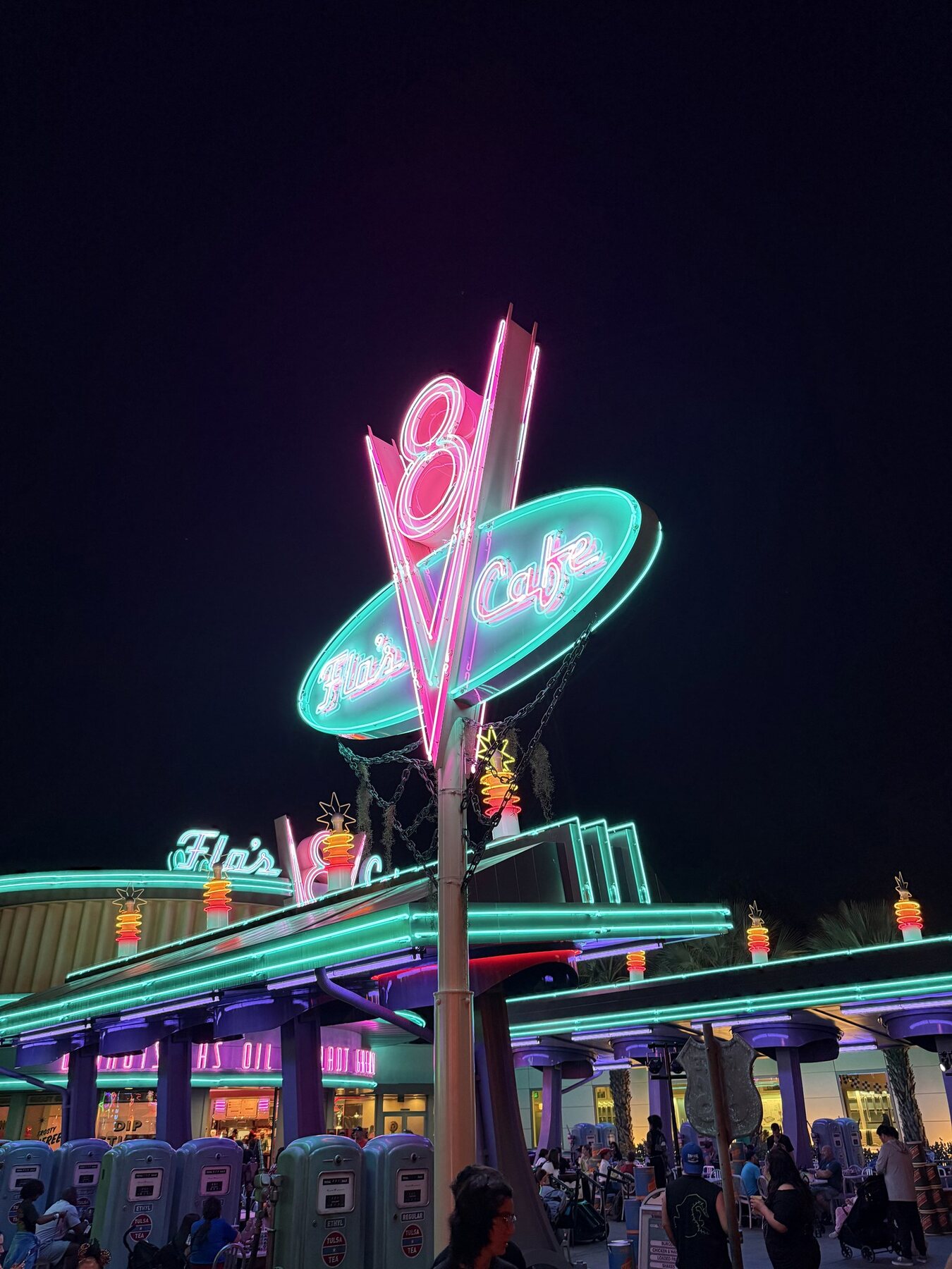 Flo’s V8 Cafe at night